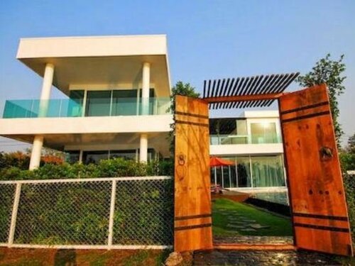 Aria Lake and Golf villa