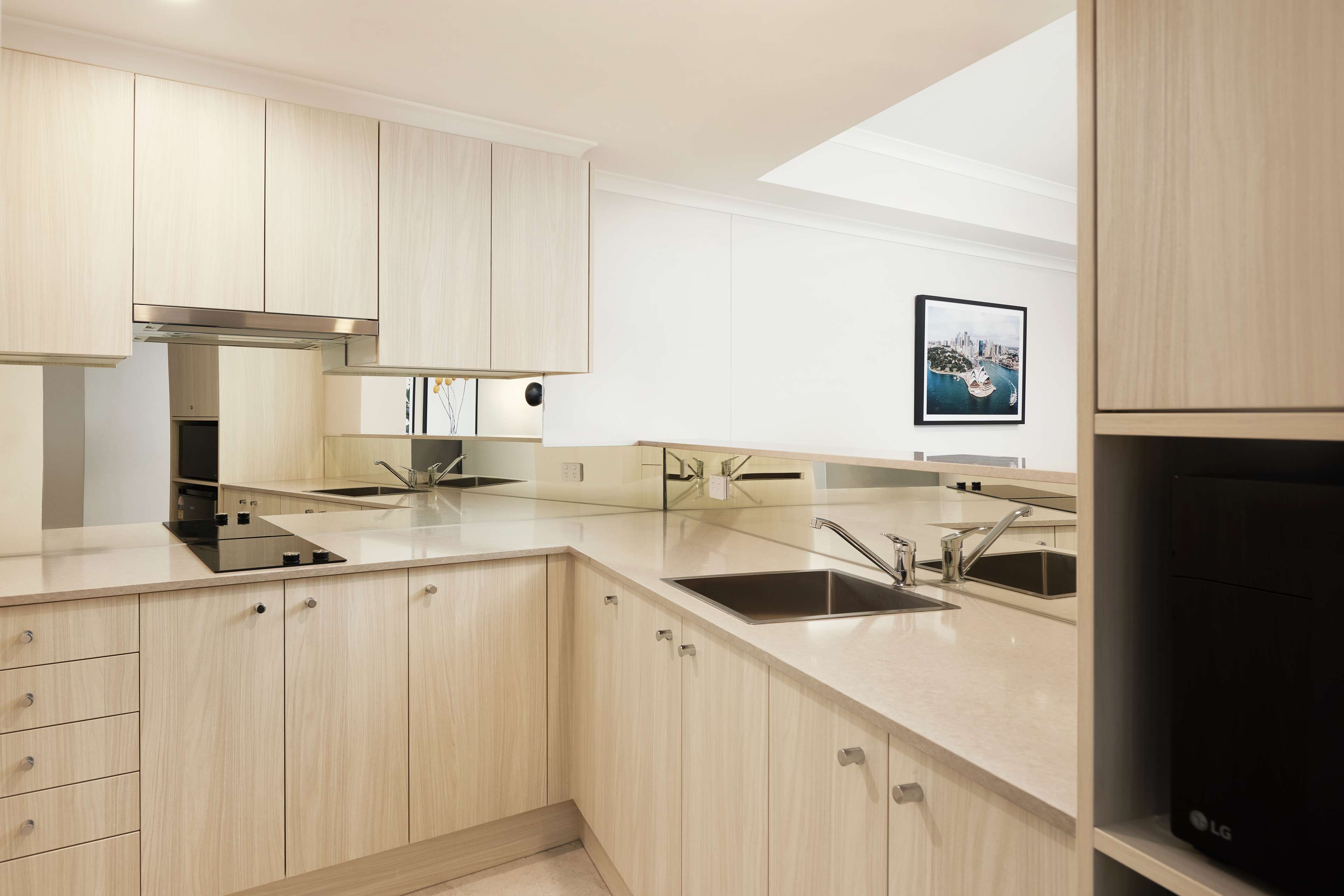 Фото Radisson Hotel & Suites