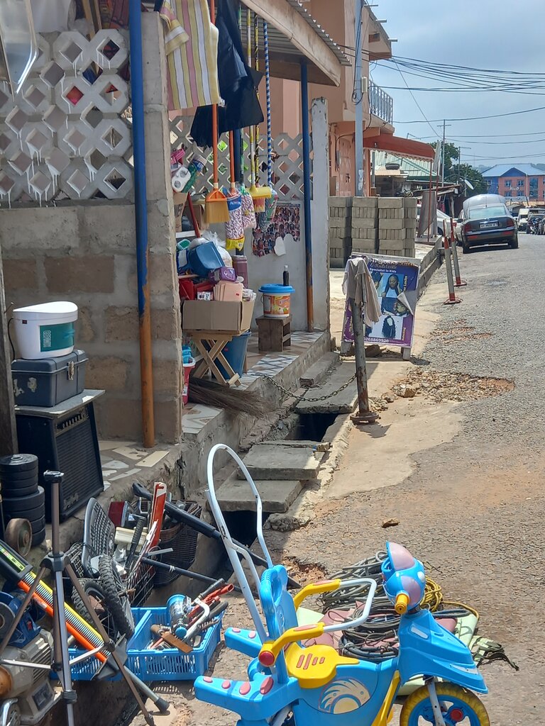 Hairdresser Pray IT work salon, Accra, photo