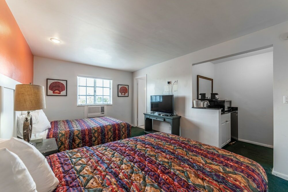 Фото Captain's Table Hotel