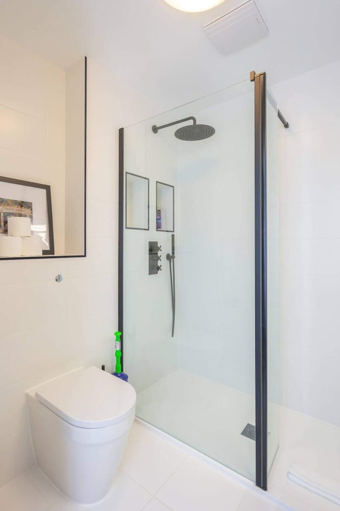 Фото Stylish 1 Bedroom Apartment in Holborn in a Great Location