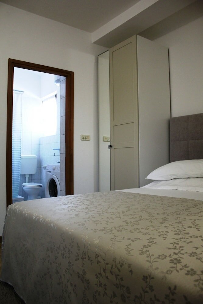 Фото Apartmani Dragović Brodarica