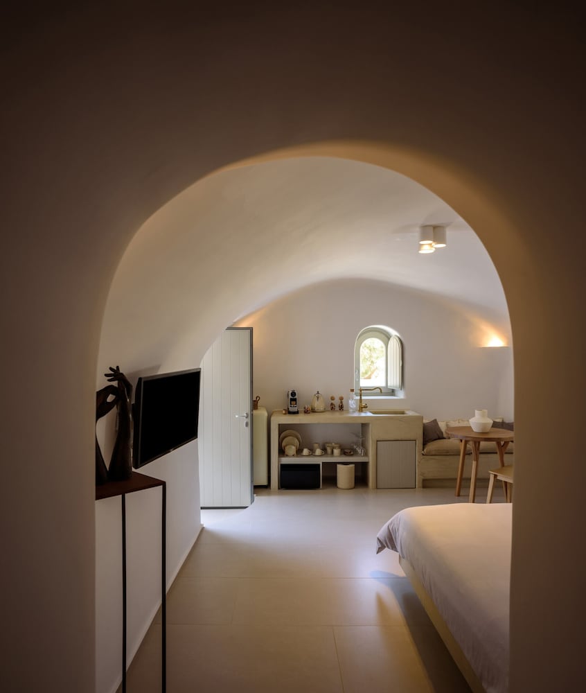 Фото Oia Treasures Art Suites