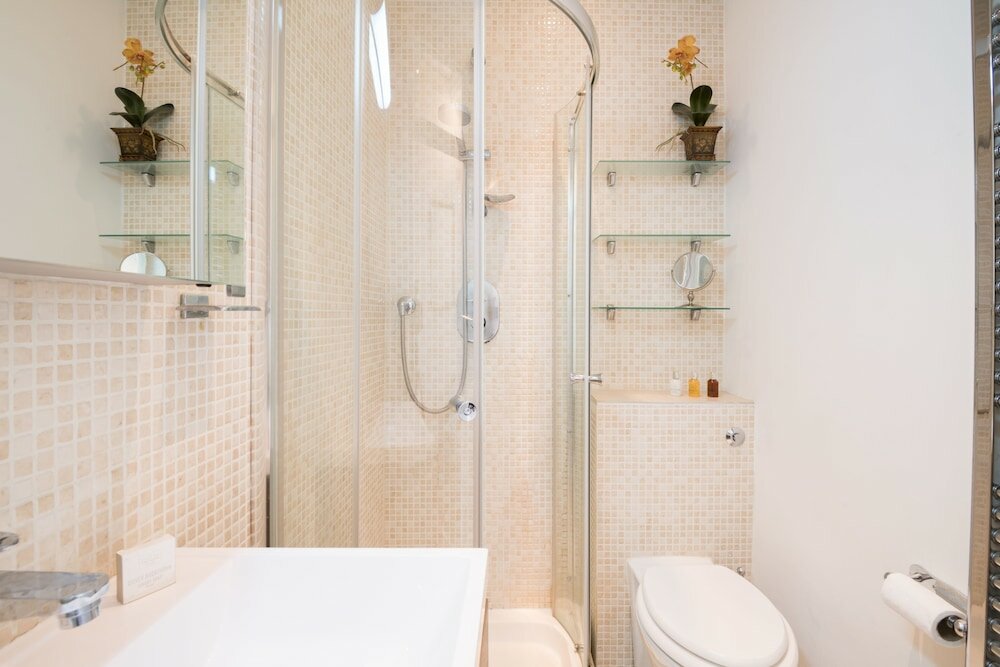 Фото Charming Chelsea Home by the River Thames