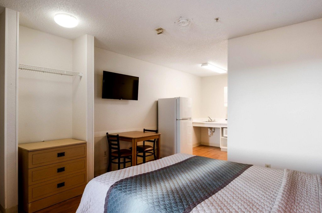 Фото HomeTowne Studios by Red Roof Denver - Thornton