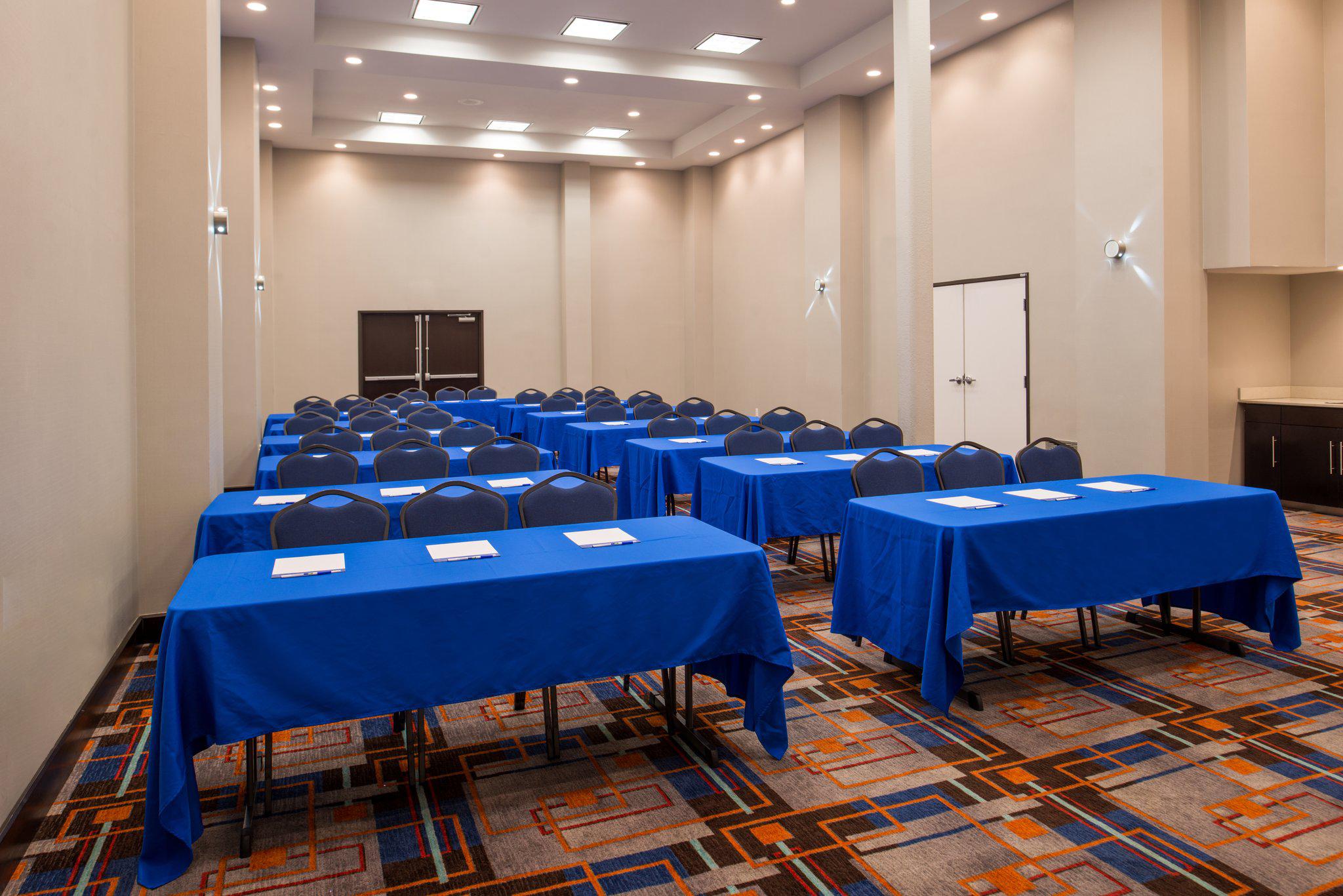 Фото Holiday Inn Express & Suites San Antonio Medical-Six Flags, an Ihg Hotel