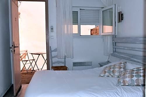 Фото Hôtel Les Mimosas