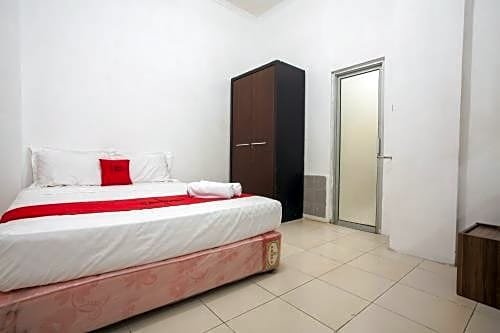 Фото RedDoorz near Taman Bungkul