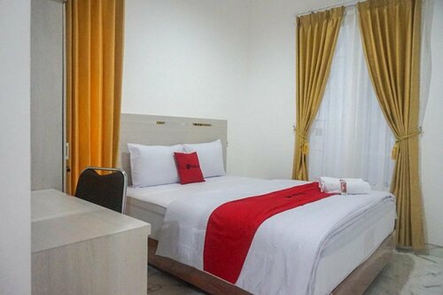Гостиница RedDoorz near Araya Family Club House в Провинции Восточная Ява