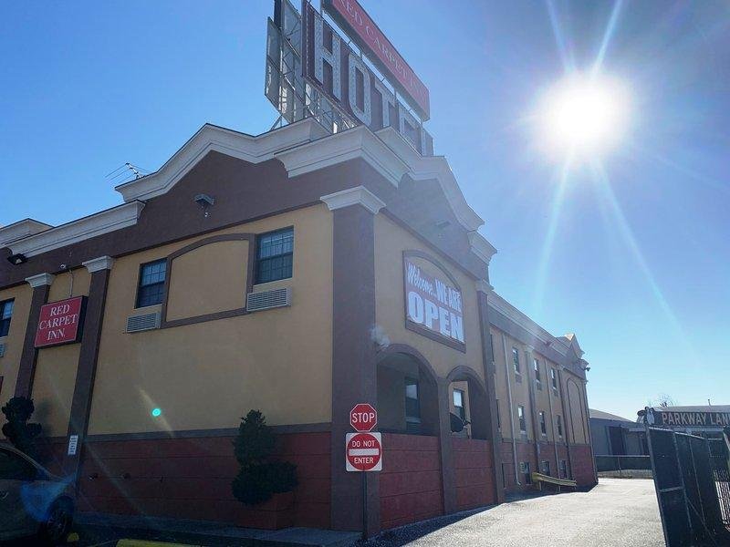 Фото Red Carpet Inn Elmwood Park