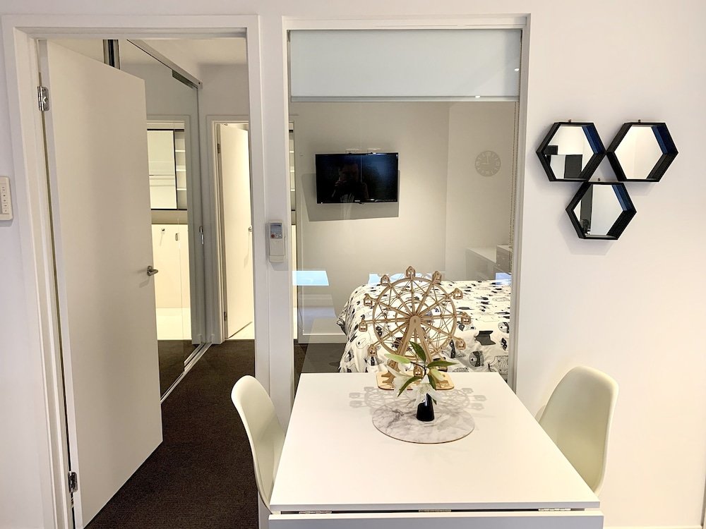 Фото ReadySet Apartments on Little Collins