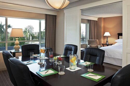 Гостиница Sheraton Suites Fort Lauderdale Plantation в Плантейшене