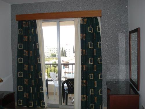 Фото Petsas Apartments & Tavern