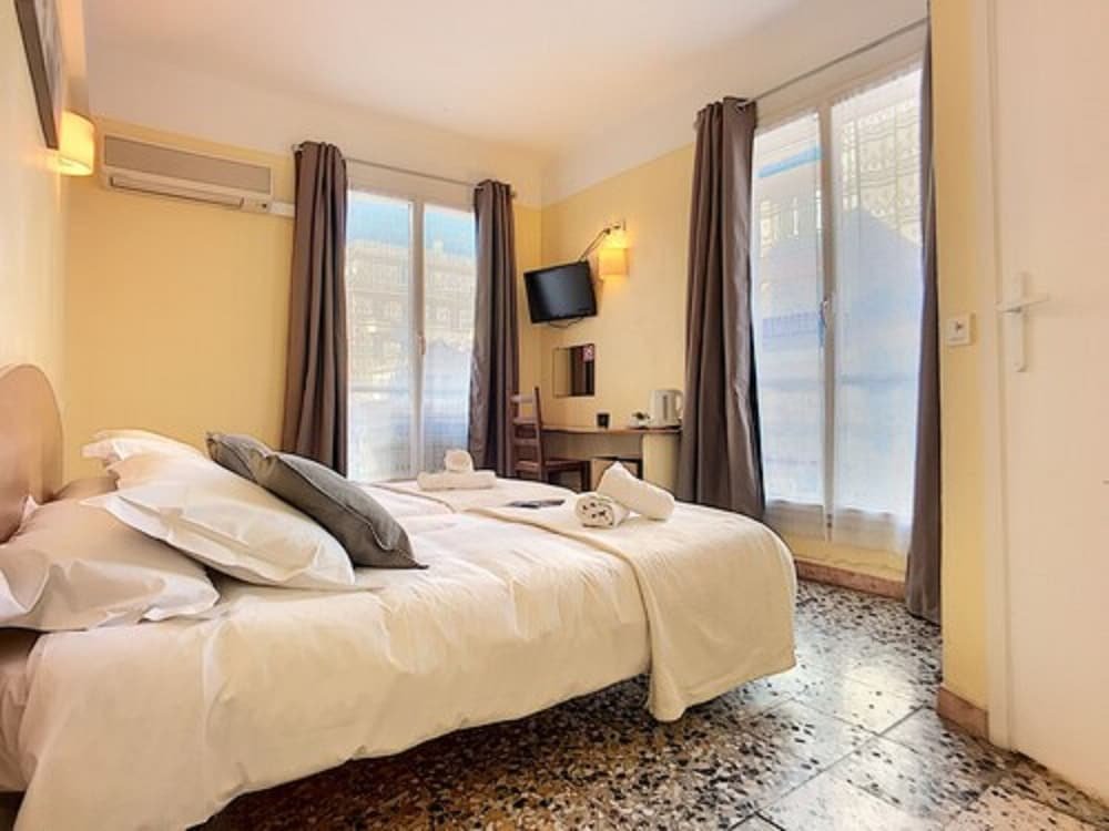 Фото Le Provence Hôtel Golfe Juan