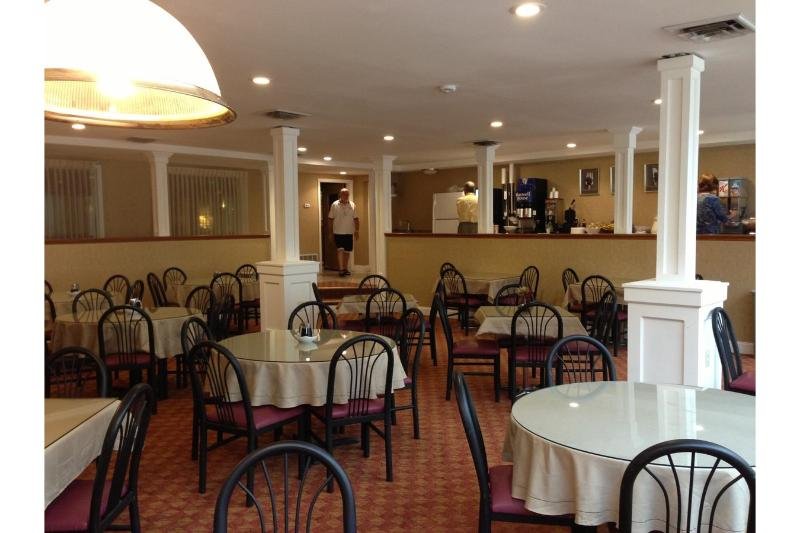 Фото Ambassador Inn & Suites