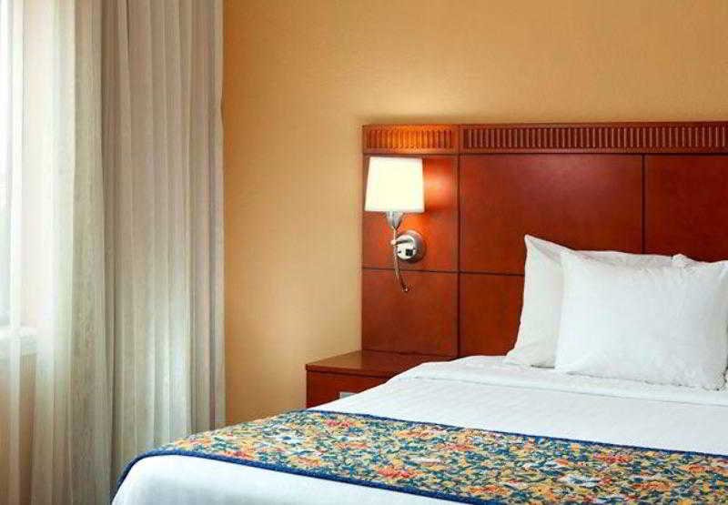 Фото Courtyard by Marriott Kansas City Overland Park/Metcalf