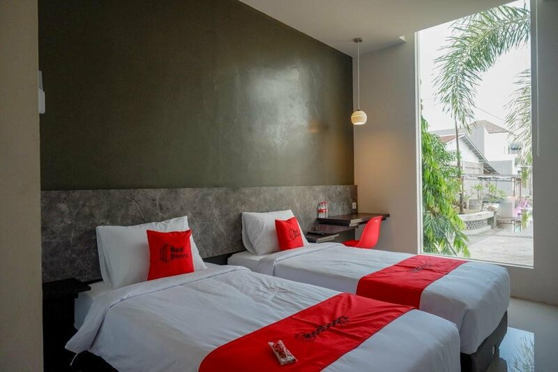Гостиница RedDoorz Plus near Solo Baru