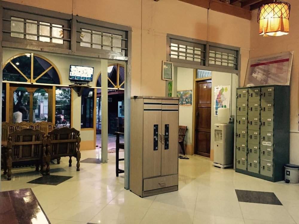 Фото Mr. Charles Hotel