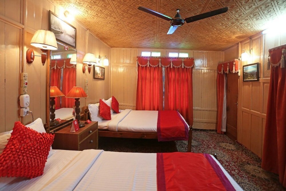 Фото Ritz HouseBoat Srinagar