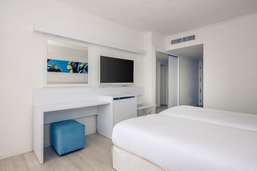 Фото Iberostar Waves Bouganville Playa