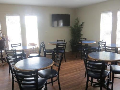 Фото Americas Best Value Inn Austin University