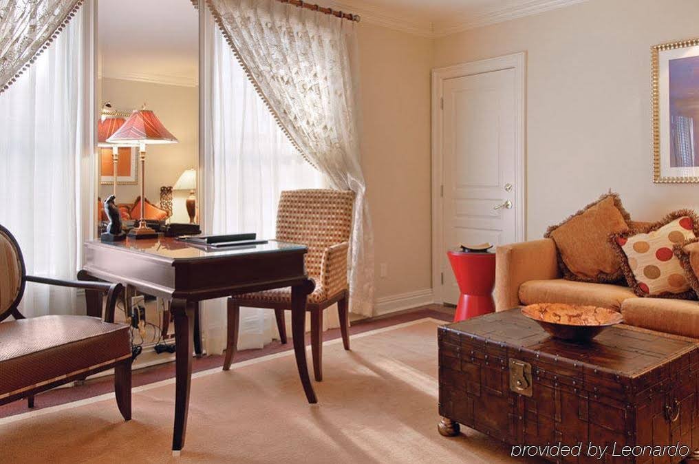 Фото The Iroquois New York