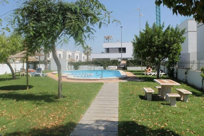 Гостиница Entre Golf Townhouse with Communal Pool Vm16