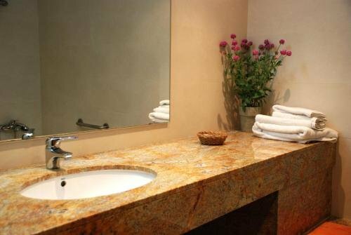 Внешний вид отеля Hotel Pinxo в Санта-Колома-де-Фарнерсе, фото 4