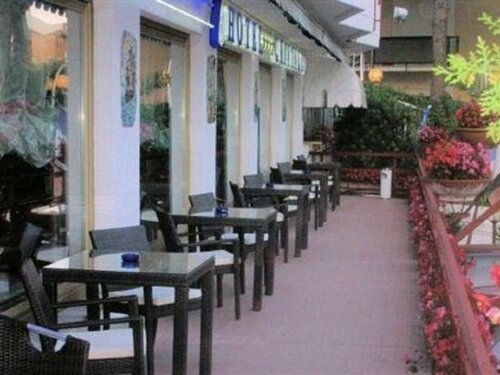 Внешний вид отеля Hotel Cristallo в Варацце, фото 3