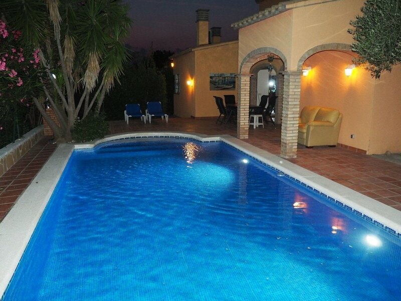 Гостиница Fantastic Holiday Home With Private Pool At The Port Including A Private Berth