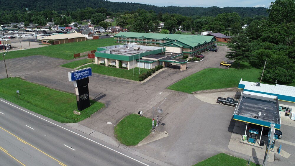 Фото Rodeway Inn & Suites