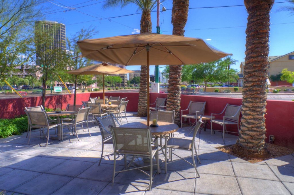 Фото Ramada by Wyndham Phoenix Midtown