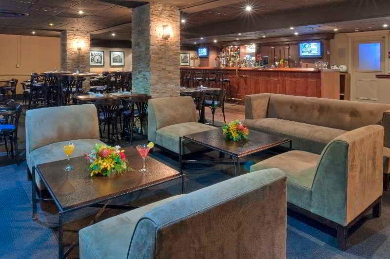 Фото Strathcona Hotel