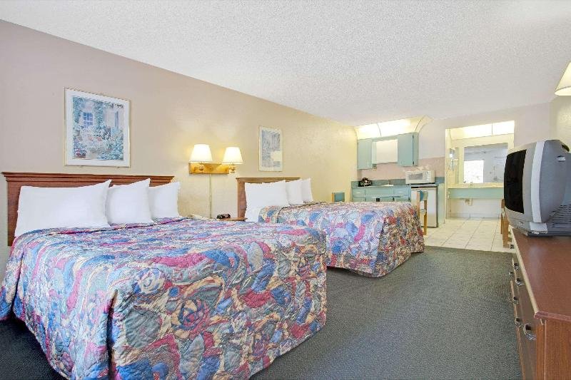 Фото Days Inn by Wyndham Clearwater/Gulf to Bay