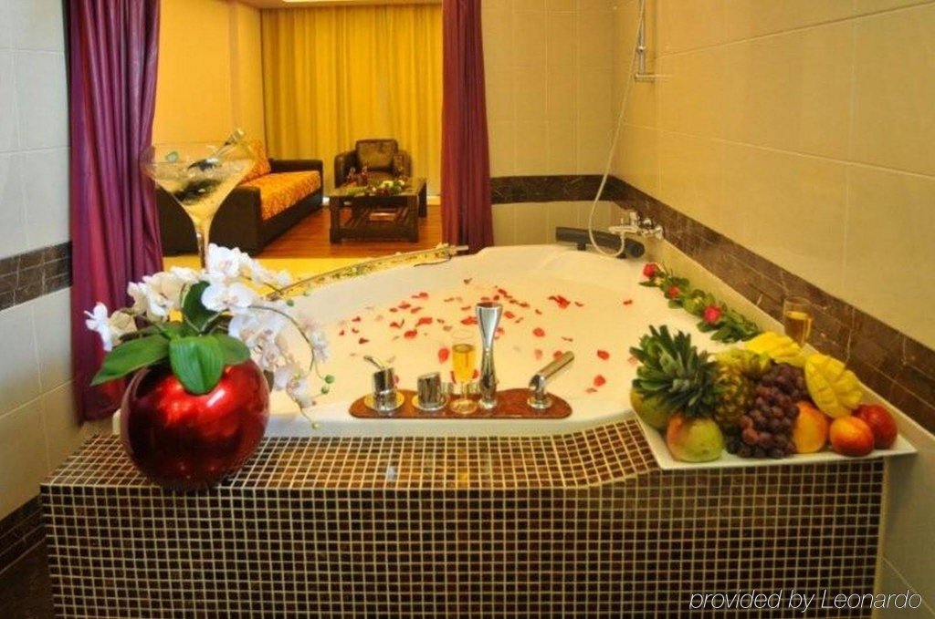 Фото Hollywood Hills Hotel