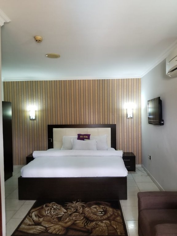 Фото Peemos Place Warri