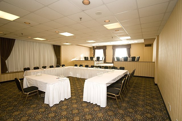 Фото Hampton Inn & Suites by Hilton Toronto Downtown