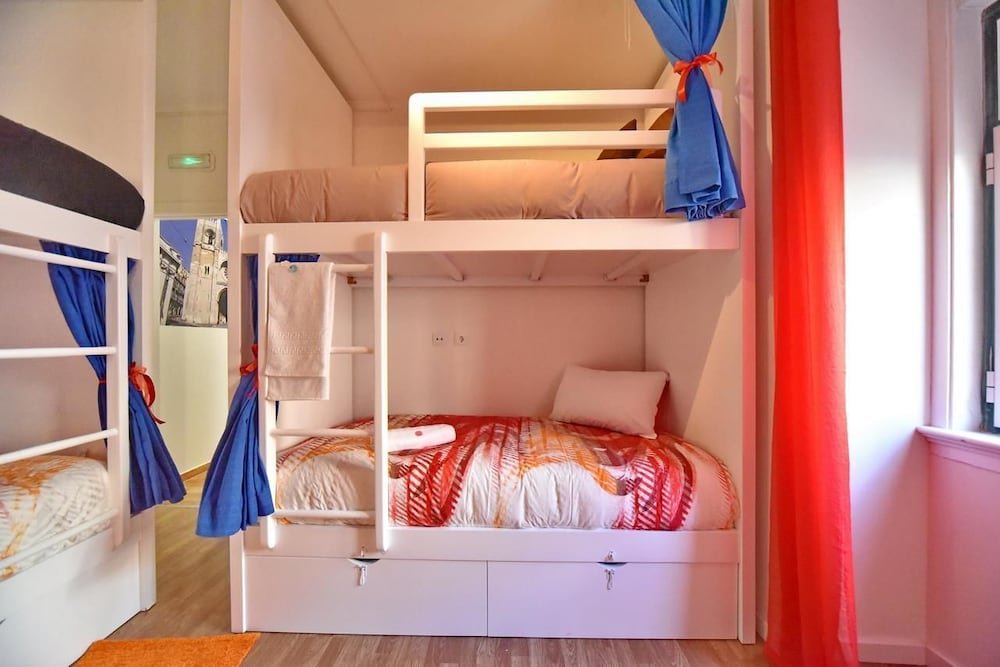 Фото Train Lisbon Hostel