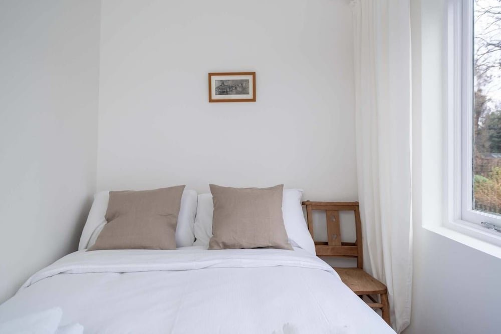 Фото Lovely 2br Home in South London, 4 Guests