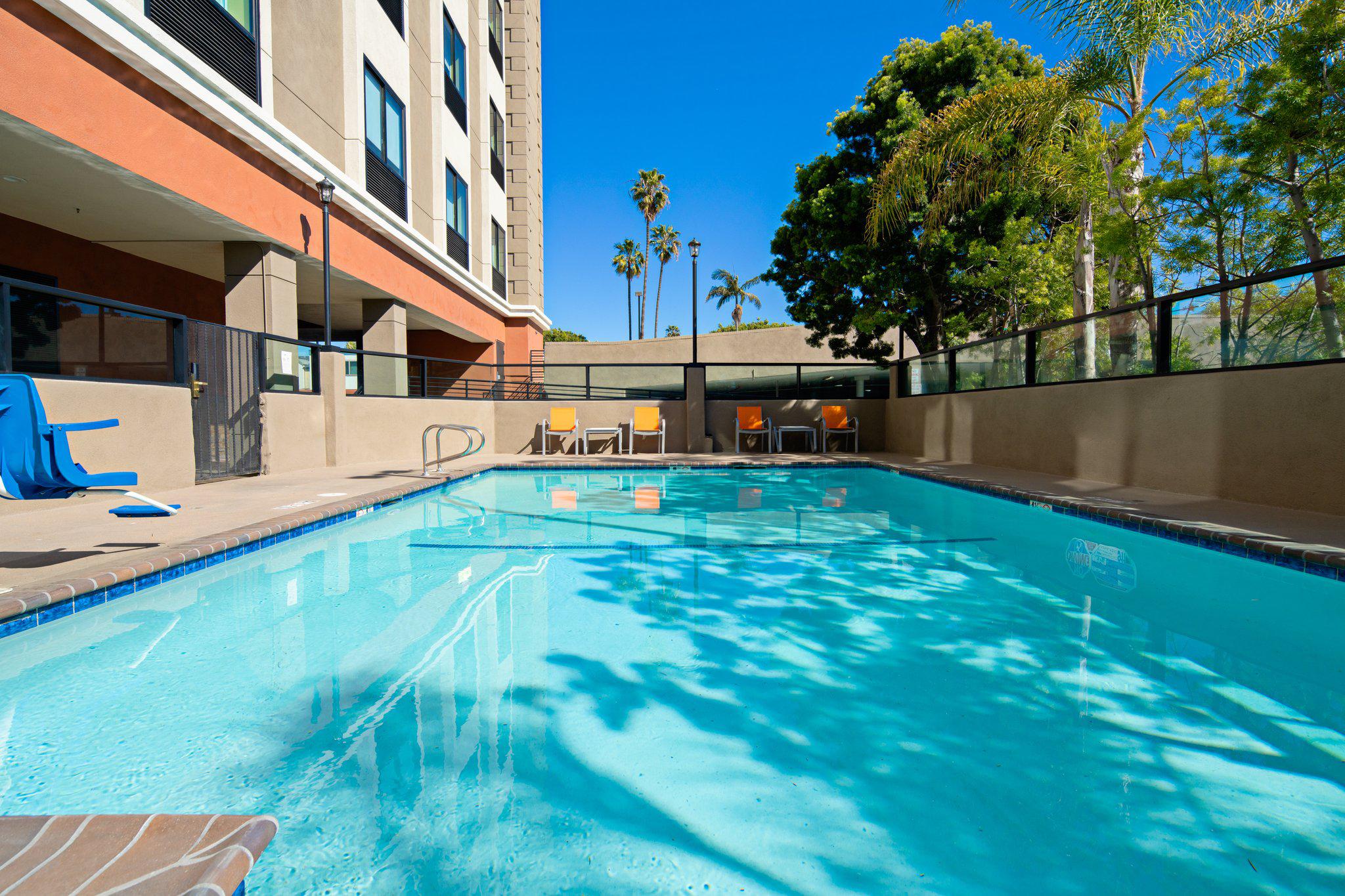 Фото Holiday Inn Express Los Angeles Lax Airport by Ihg