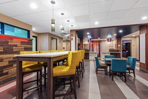 Гостиница La Quinta Inn & Suites by Wyndham Jamestown в Джеймстауне