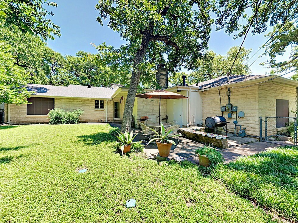 Фото Light-Filled Charmer - 2 Br Home