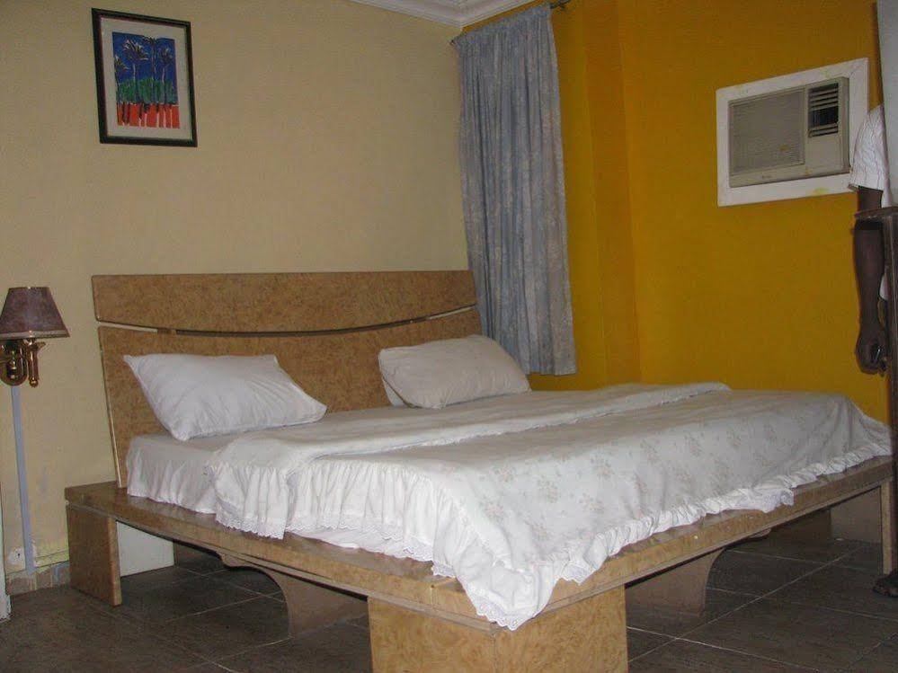 Фото La Bugatti Suite Limited