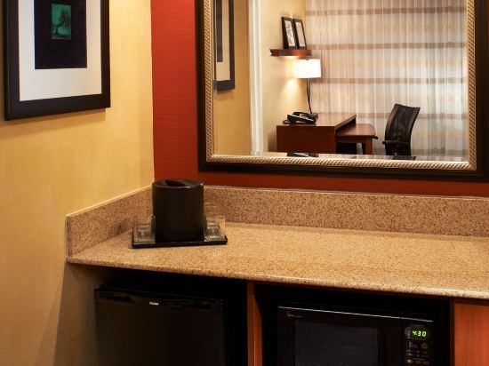 Фото Courtyard by Marriott Des Moines West Clive