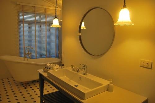 Фото Pomelo Amphawa The Local Residence