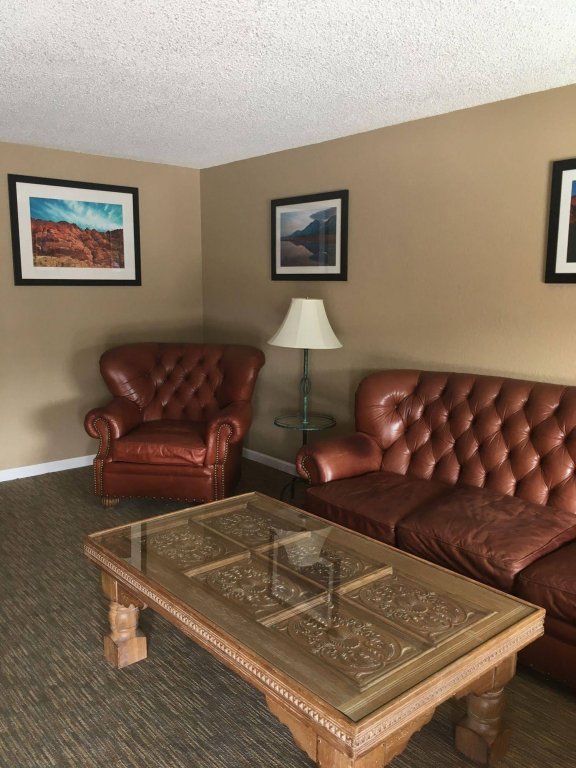 Фото Travelodge by Wyndham Hawthorne