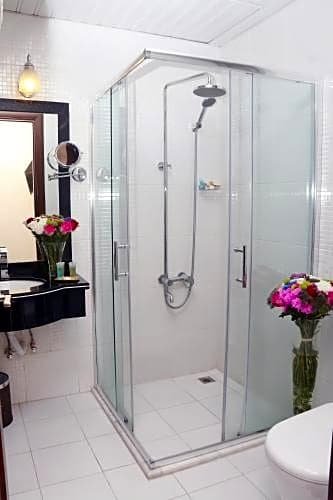 Фото Laguna Hotel Suites