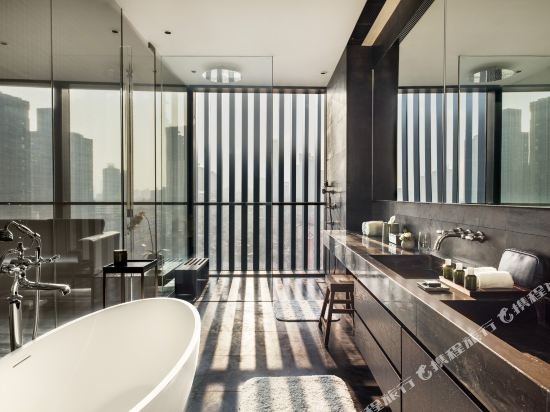 Фото The Middle House