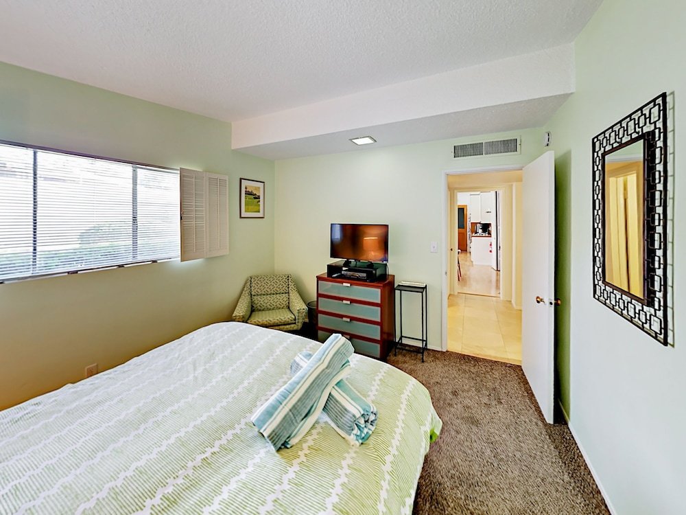 Фото 68571 J Street Home Mid-century 2 Bedrooms 2 Bathrooms Home