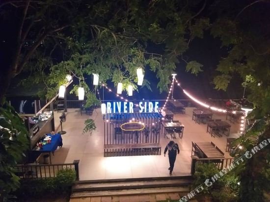 Фото The River Hotel